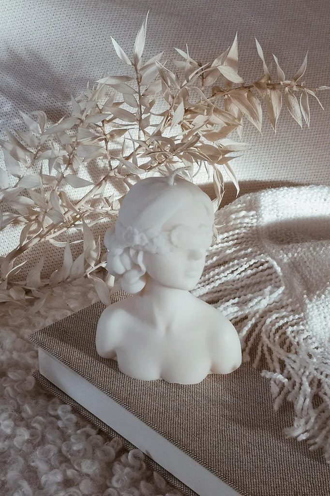 Temida lumânare decorativă Lady 100 g culoarea bej-Lumânări și parfumuri