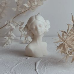 Temida lumânare decorativă She 120 g culoarea bej-Lumânări și parfumuri