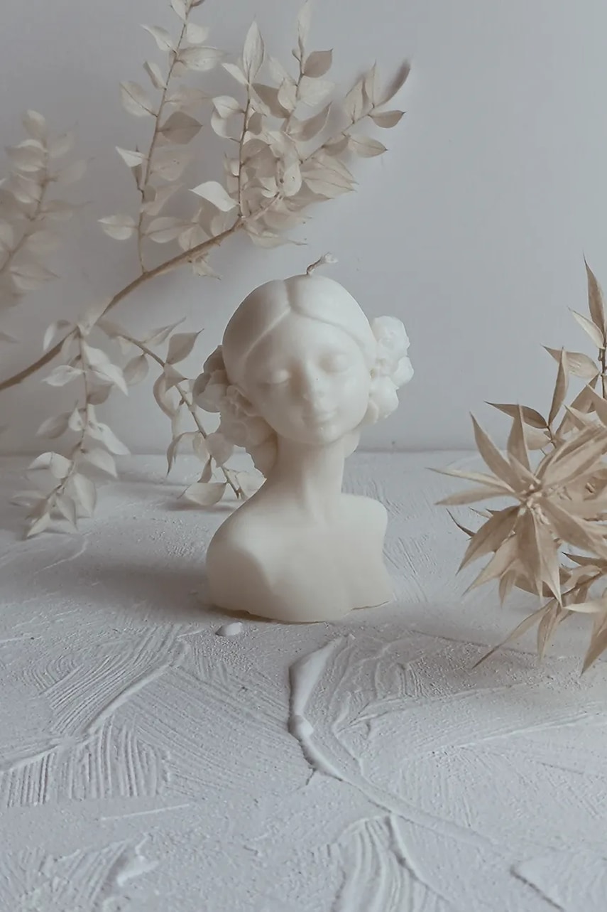 Temida lumânare decorativă She 120 g culoarea bej-Lumânări și parfumuri