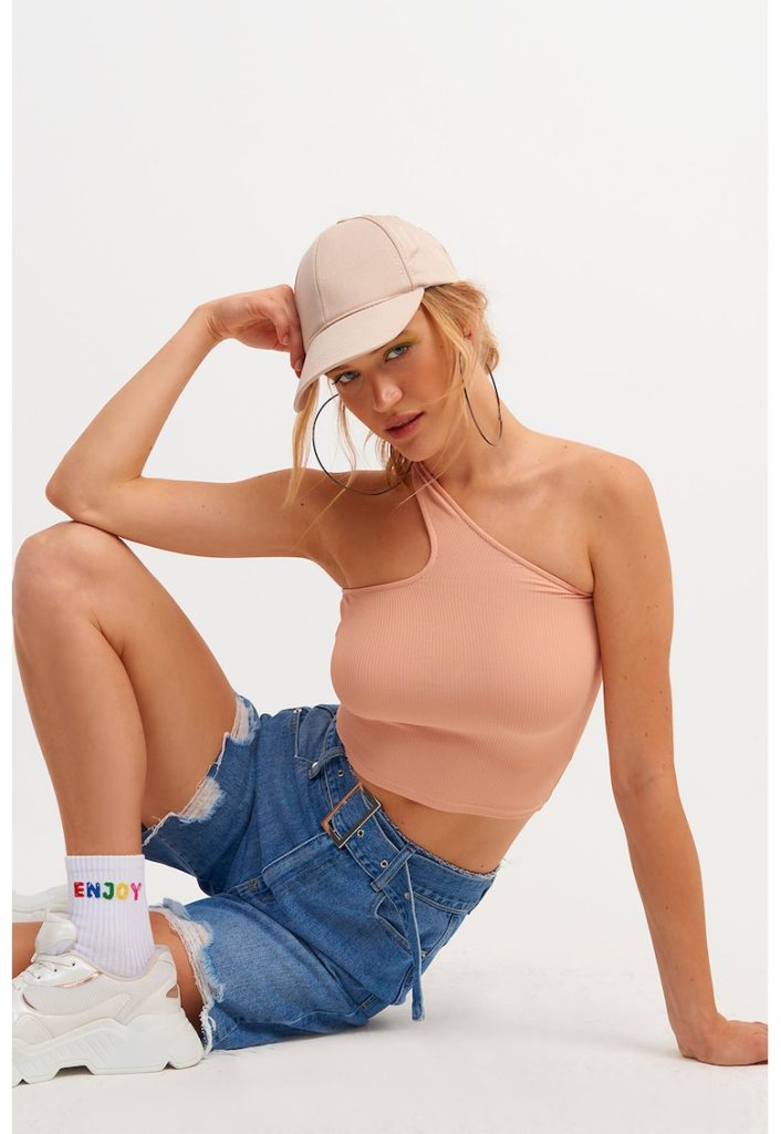 Top crop cu decolteu pe un umar-FEMEI/IMBRACAMINTE/Tricouri si maiouri-IMBRACAMINTE/Tricouri si maiouri