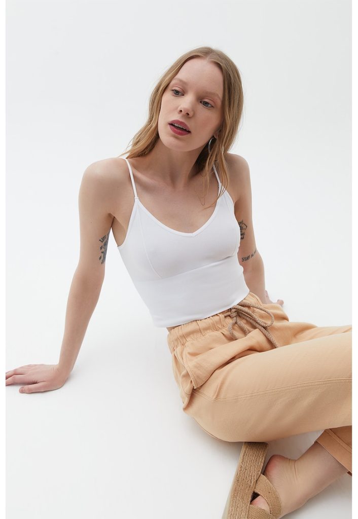 Top crop cu model uni-FEMEI/IMBRACAMINTE/Tricouri si maiouri-IMBRACAMINTE/Tricouri si maiouri