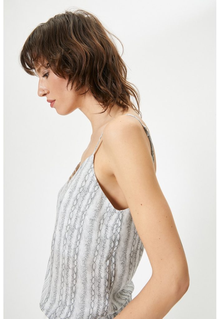 Top cu decolteu in V si imprimeu-FEMEI/IMBRACAMINTE/Tricouri si maiouri-IMBRACAMINTE/Tricouri si maiouri