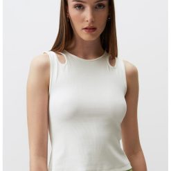 Top cu detalii decupate-FEMEI/IMBRACAMINTE/Tricouri si maiouri-IMBRACAMINTE/Tricouri si maiouri