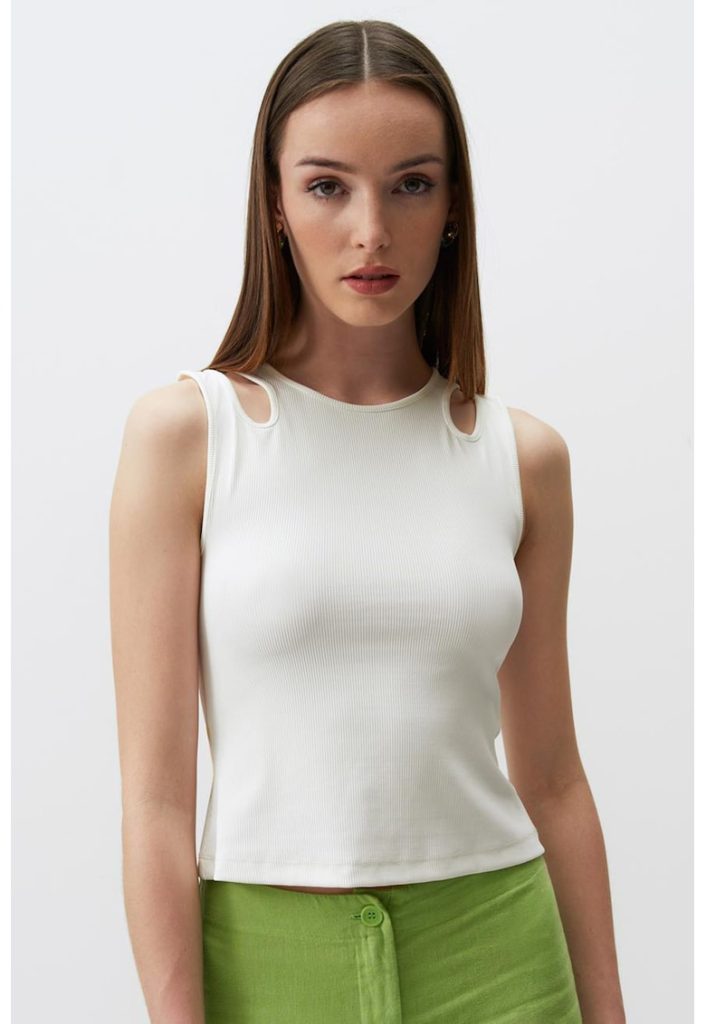 Top cu detalii decupate-FEMEI/IMBRACAMINTE/Tricouri si maiouri-IMBRACAMINTE/Tricouri si maiouri