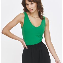 Top uni cu decolteu in V-FEMEI/IMBRACAMINTE/Tricouri si maiouri-IMBRACAMINTE/Tricouri si maiouri