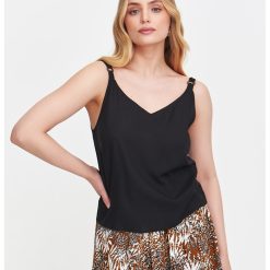 Top uni cu decolteu in V-FEMEI/IMBRACAMINTE/Tricouri si maiouri-IMBRACAMINTE/Tricouri si maiouri