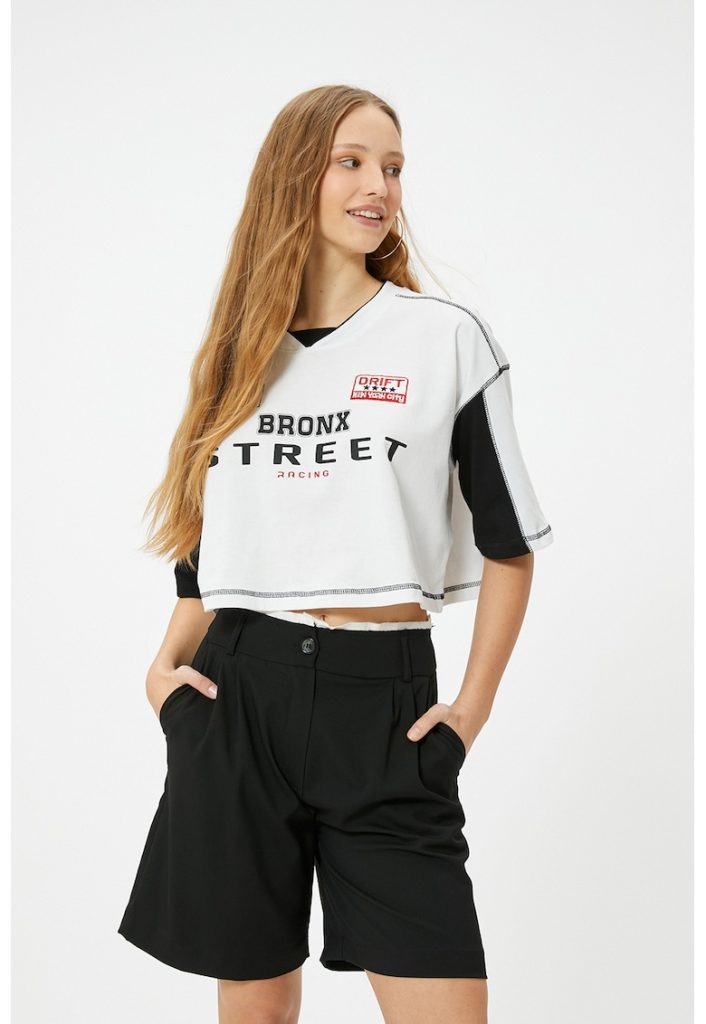 Tricou crop cu decolteu in V si imprimeu text-FEMEI/IMBRACAMINTE/Tricouri si maiouri-IMBRACAMINTE/Tricouri si maiouri