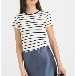 Tricou cu decolteu la baza gatului-FEMEI/IMBRACAMINTE/Tricouri si maiouri-IMBRACAMINTE/Tricouri si maiouri