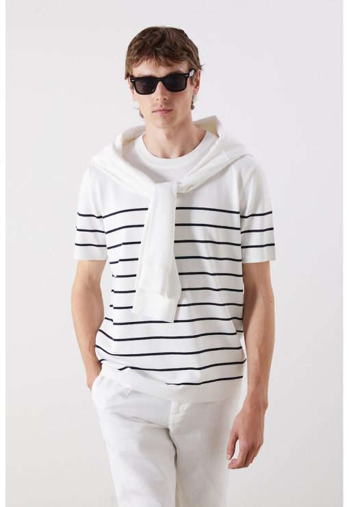 Tricou cu decolteu la baza gatului si dungi-BARBATI/IMBRACAMINTE/Tricouri si maiouri-IMBRACAMINTE/Tricouri si maiouri