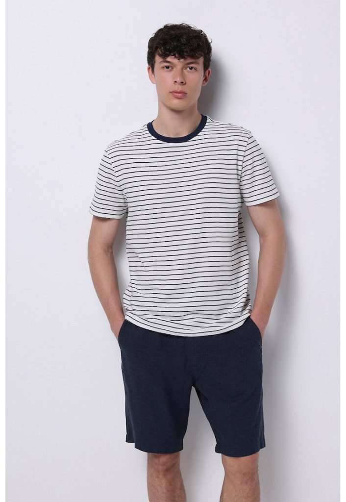 Tricou cu decolteu la baza gatului si model in dungi-BARBATI/IMBRACAMINTE/Tricouri si maiouri-IMBRACAMINTE/Tricouri si maiouri