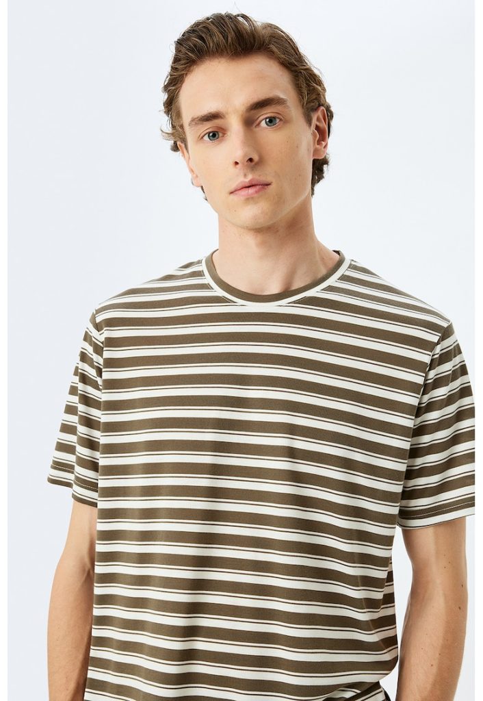 Tricou cu decolteu la baza gatului si model in dungi-BARBATI/IMBRACAMINTE/Tricouri si maiouri-IMBRACAMINTE/Tricouri si maiouri