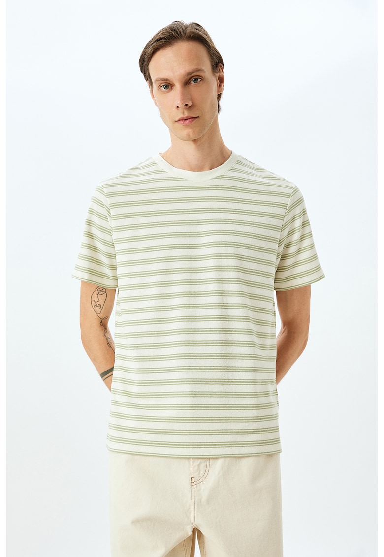 Tricou cu decolteu la baza gatului si model in dungi-BARBATI/IMBRACAMINTE/Tricouri si maiouri-IMBRACAMINTE/Tricouri si maiouri