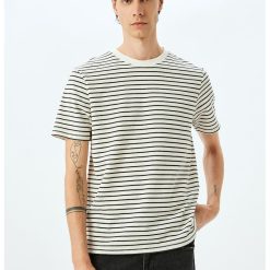 Tricou cu decolteu la baza gatului si model in dungi-BARBATI/IMBRACAMINTE/Tricouri si maiouri-IMBRACAMINTE/Tricouri si maiouri