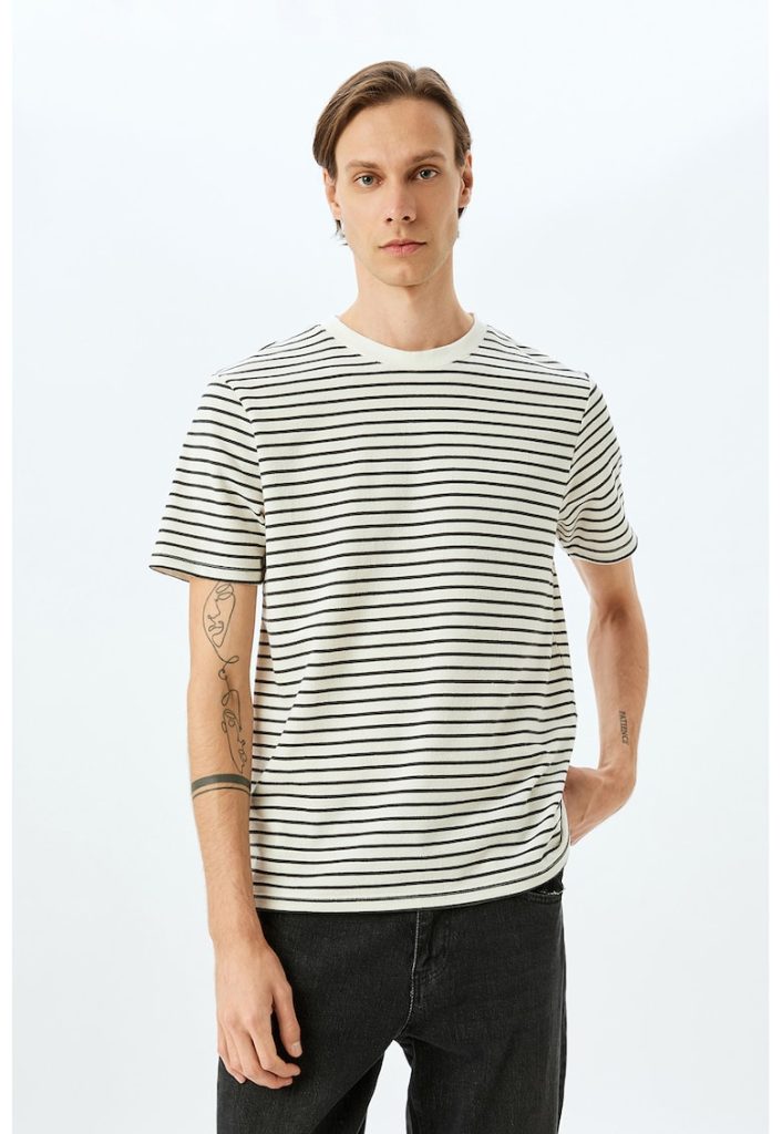 Tricou cu decolteu la baza gatului si model in dungi-BARBATI/IMBRACAMINTE/Tricouri si maiouri-IMBRACAMINTE/Tricouri si maiouri