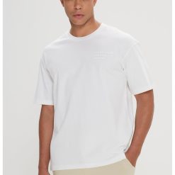 Tricou cu decolteu la baza gatului si text-BARBATI/IMBRACAMINTE/Tricouri si maiouri-IMBRACAMINTE/Tricouri si maiouri