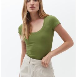 Tricou elastic cu decolteu amplu-FEMEI/IMBRACAMINTE/Tricouri si maiouri-IMBRACAMINTE/Tricouri si maiouri